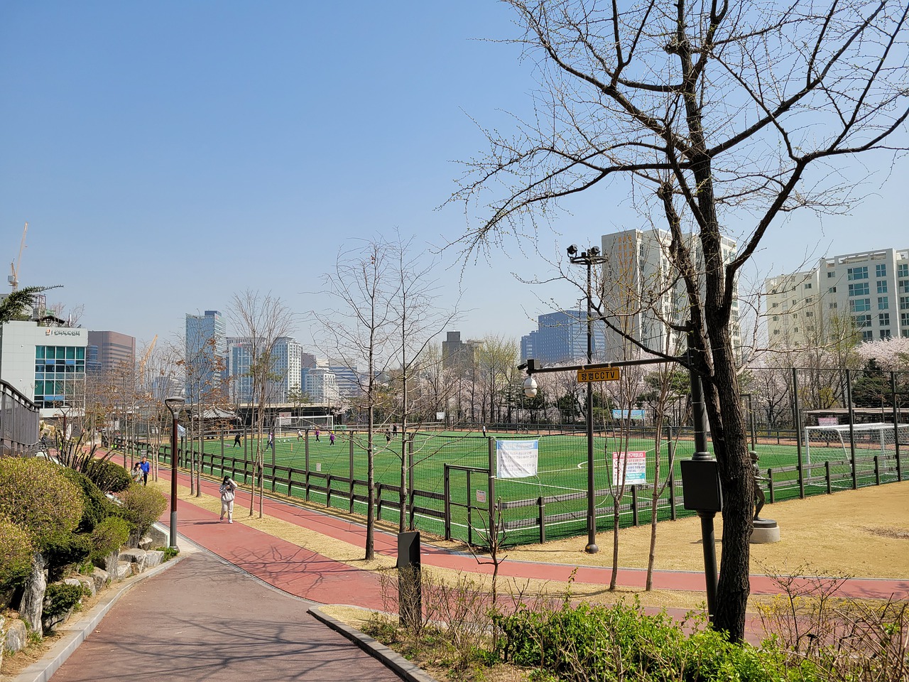 于是